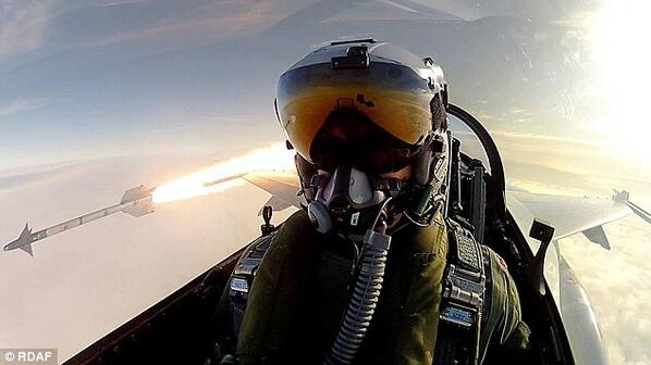CareyLohrenz's tweet photo. Some selfies are just better than others. #Military #aviation http://t.co/mXb2byc9Bh