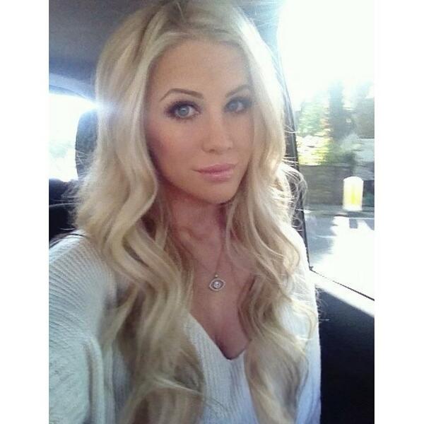 madisonkirkland's tweet photo. Car selfie 😊💙 ill stop with the selfies now 🙈 http://t.co/vO1iEbAS2N
