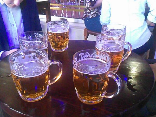 alberto_vazque1's tweet photo. De cerveceo con @Fernando_Armest @jaime_pazos @adrian_villalon @antonio_cabra http://t.co/yAEDXv3kFM
