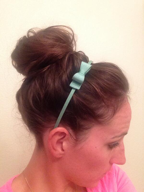 ByKaitHanson's tweet photo. Pretty freaking proud of this top knot today! Thanks for teaching me @totalbassetcase #hairfiles http://t.co/2xg7Om7dAy