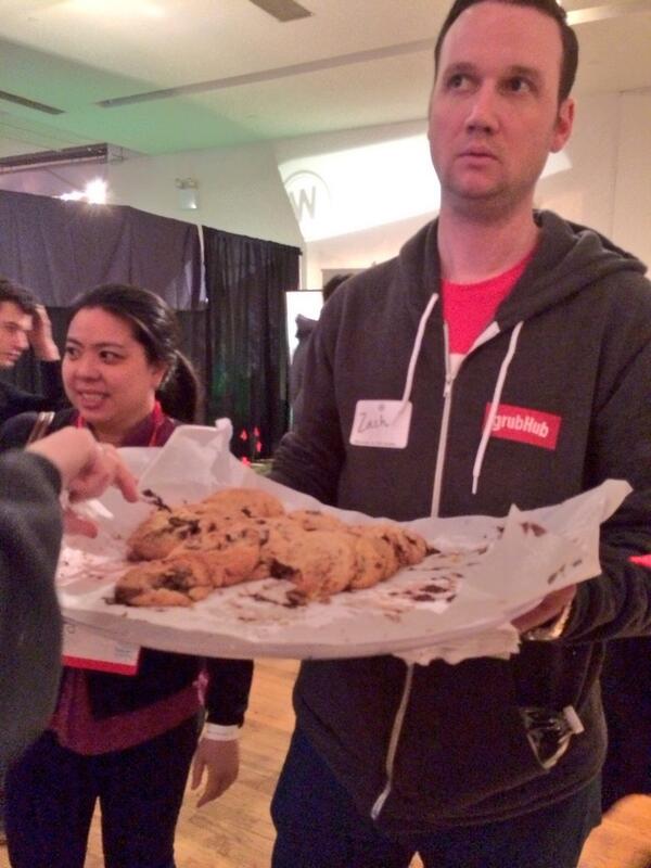 SpoonUniversity's tweet image. Warm chocolate chip cookies by @Seamless #uncubed #nom
