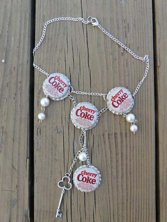 TheRecycleLine's tweet image. beautiful recycled soda cap jewelry #Pinterest #teen #hipster #tumblr #TumblrPostNight etsy.com/shop/RecycleLi…