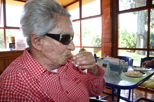 ChavelaVargas's tweet photo. Por el Gabo, ¡Salud! http://t.co/E9Z4RhGbYm