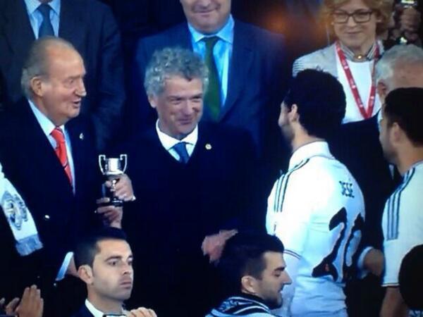DaniloRM21's tweet photo. El tremendo gesto de @aarbeloa17 recibiendo su reconocimiento con la camiseta de @JeseRodriguez10 bien puesta. http://t.co/KD2WR2lURm