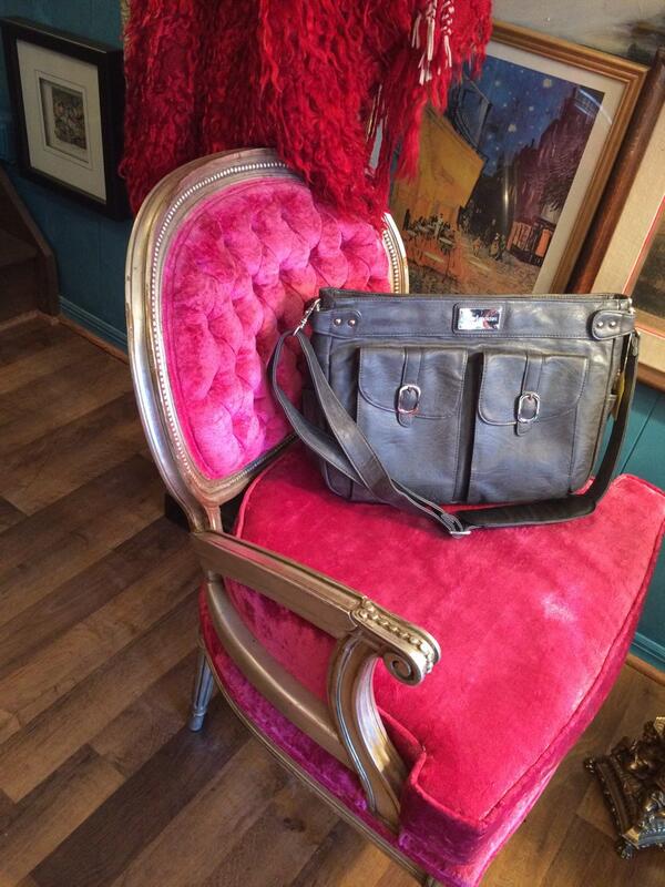 GraceandChaos's tweet image. Found these while out exploring.... classic style &amp;amp; fabulous flair! Need for my collection! #chairobsession