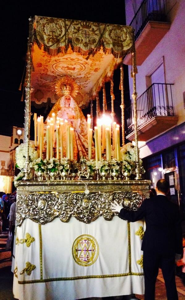 bandadelopera's tweet photo. El blanco de @HermandadNieves procesiona Alcaudete http://t.co/rksDCt5wXG