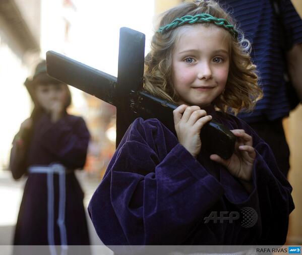 afpfr's tweet photo. #instantané Défilé de jeunes pénitents lors de la Semaine Sainte à Segura en Espagne http://t.co/KRhDphINeT #AFP 12/15
