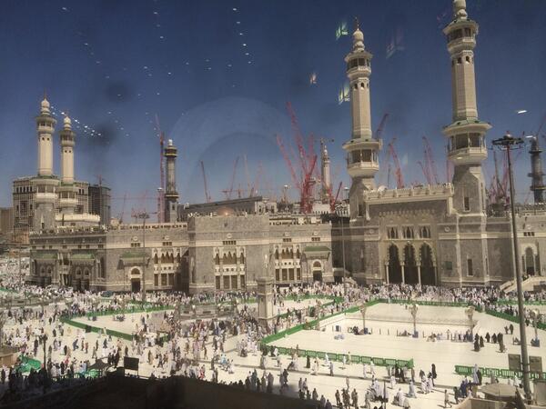 marshtalks's tweet photo. Dua jumaat yg lepas, saya di sini! Suasana luar Masjidil Haram semasa persiapan utk solat Jumaat http://t.co/oAZO2Deavb