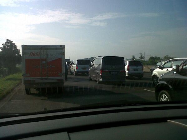 FurQee19's tweet photo. "sampai mana?@TMCPoldaMetro: RT @PGM600: 07.43 lalin Tol Cikampek- Bdg merayap sejak exit GT Cikarang Utama. http://t.co/vaLmPAbh5Q"