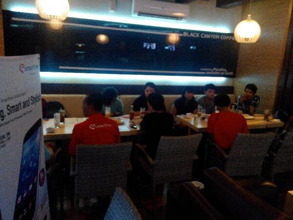 smartfrenworld's tweet photo. Ini foto waktu gathering Smartfren bareng komunitas Jogja kemarin. Yang datang cukup banyak lho. #SMARTevent #SFJOG http://t.co/jJEd50hx2U