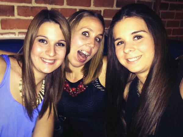 MansiEsther's tweet photo. Noche Corraleña :) @inmakuky1410 @laura http://t.co/gngA1ydfY4