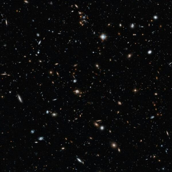 Astropartigirl's tweet photo. Beautiful 14hr exposure of a #galaxy cluster taken by the #Hubble! Credit: #NASA #ESA http://t.co/WaSYswAtmD