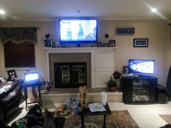 apd189's tweet image. #3tvs #NHLplayoffs @lakings @BaileyLAKings #BeatSJ playoff hockey had finally started