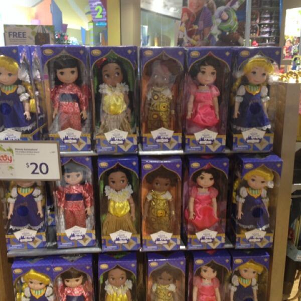 Calling l @disney junkies! The "It's A SmallWorld" doll series is on sale for 20.00! I #Deals goo.gl/LXPLLK