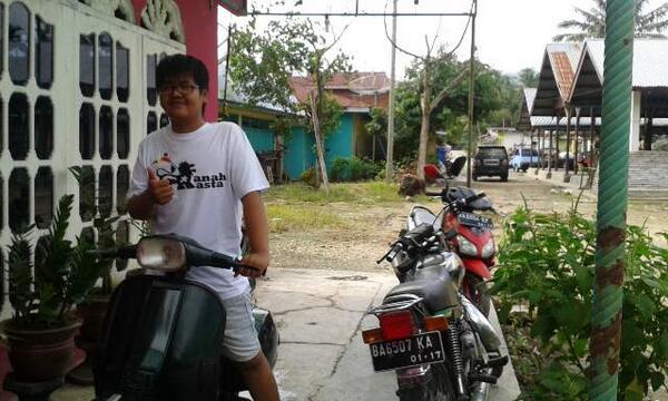 ik_RAR's tweet photo. Ciee yg tambah ganteng RT @RIOKURNIAWAN95: @ranah_rasta @ik_RAR bajunya merasa ganteng kalo make ini.. :D http://t.co/GigoAwLMTY