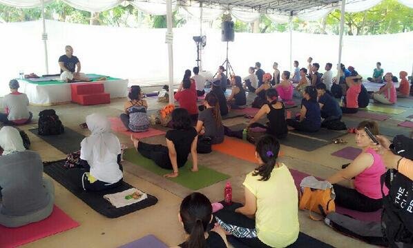 vradiofm's tweet photo. Kelas "The Beauty of Hatha Yoga"oleh Dicky Sulistyo #yogfest2014 Taman Menteng. Ramai yaaa :)) http://t.co/2Xxi9kk2Kw | via @SocialYogaClub