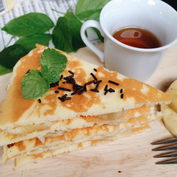 BB_2bee's tweet photo. Bananacrape ส่วนผสมง่ายๆ ไข่ไก่ แป้งแพนเค้ก นมสด และกล้วย #กูจะพยายามนะ #ครั้งแรกของการทำแพนเค้ก http://t.co/S232OIDxr0