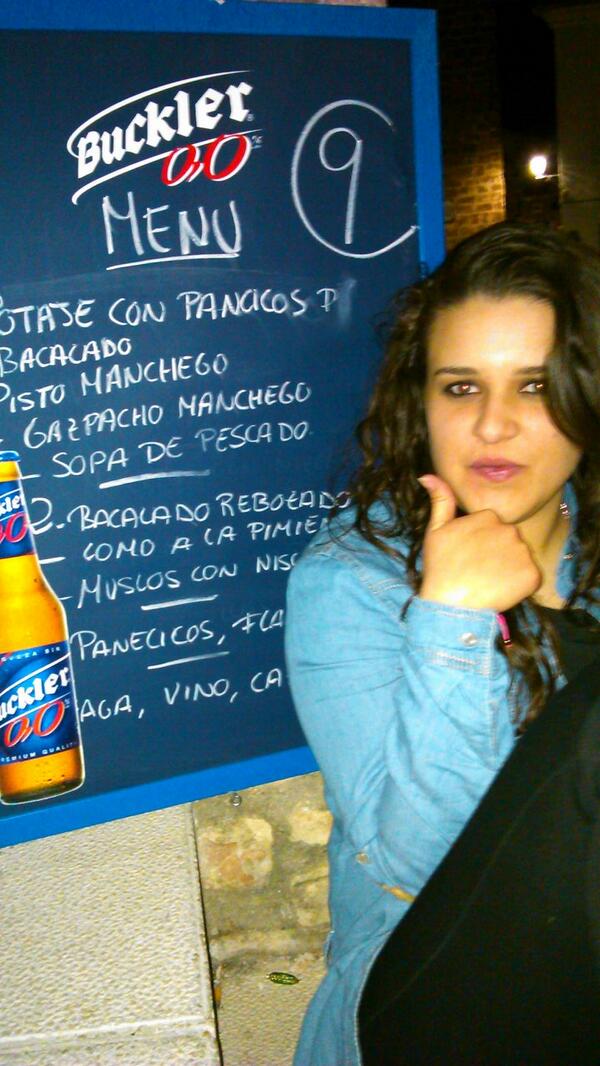 EvaLaforet's tweet photo. A las 6 todos los menus son buenos por 9 euros  jajajjajajsjsş hay k mal....@Ylenialtr http://t.co/Ab0FkyQde8