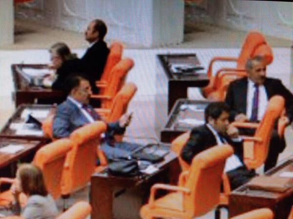 ertgrlalbyrk's tweet photo. Küstüm Dinlemiyorum!!
Kamer Genç ve Bahçelapılı'nın üslup kavgası Meclis'i gerdi.Akp'li vekiller sırtını dönüp oturdu http://t.co/14eyK9xVPF