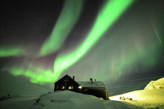SPACEdotcom's tweet photo. Stunning photos of the northern lights with these amazing aurora photos from Earth and space: http://t.co/IvilCgtsxe http://t.co/lun1NLKSmp