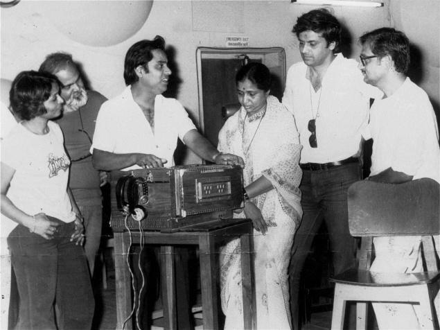 Happy Birthday Legend  1980s :: Jagjit Singh rehearsing with Asha Bhosle and Gulzar 