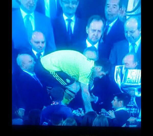 publico_es's tweet photo. Por si queda algún ser vivo que aún no haya visto el 'culazo' de Casillas al ministro Wert http://t.co/YGJvoEvZw2 http://t.co/cqYETBSIzx