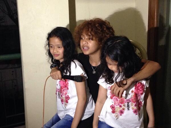 bstarzloversOFC's tweet photo. Wawancara duluu ditemenin keymyi 😂 http://t.co/NKbEZBEUk4