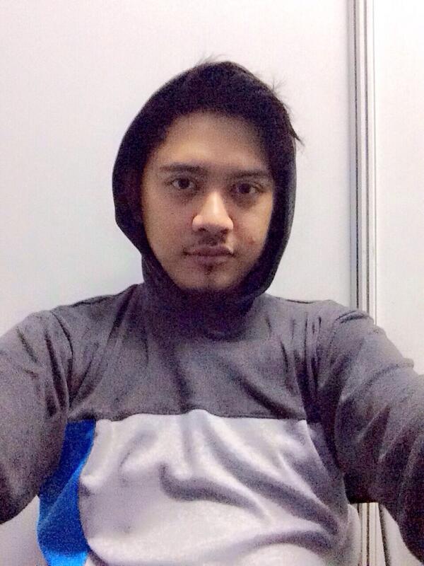 potenzio's tweet photo. @radenrohan aksi #selfie sebelum manggung padahal lagi jerawatan. http://t.co/nTF1Z8A5gQ
