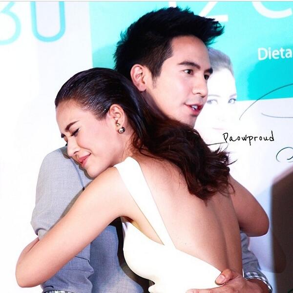 KhwamrusuekLuan's tweet photo. เห็นรูปนี้รู้สึกอบอุ่นอย่างบอกไม่ถูก #ยินดีกับพี่จุ๋ยด้วยครับ #12complex cr.paowproud @Jwarattaya_both http://t.co/8rhXPBXHT6