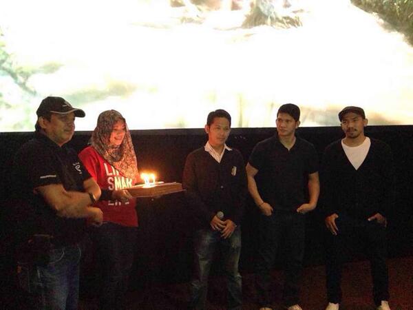 smartfrenworld's tweet photo. Tadi ada yang merayakan ulang tahun di studio @THERAIDMOVIE, Selamat Ulang Tahun! #SFSmartMovie #SFJOG #SMARTevent http://t.co/hI1dWLLOaA
