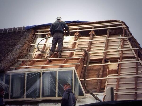 In samenwerking met rietdekkersbedrijf Eggens een dak voorzien van naadloze isolatie aan de Viaductweg in Glimmen!