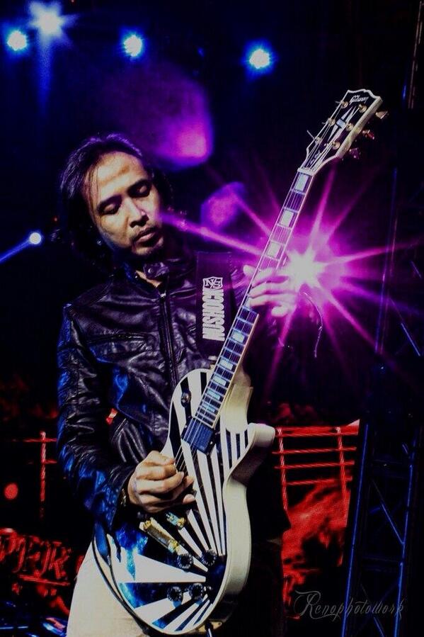 piyu_logy's tweet photo. Photo by @reno_official #SuperGuitarist http://t.co/uDZCnKb2EH