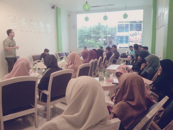 GKDepok's tweet photo. Ust @arifrahmanlubis @TeladanRasul di acara kajian+bedah buku kitaaa. Masih tetap di @sopDurenLodaya Margonda~ http://t.co/aRPJettVCb
