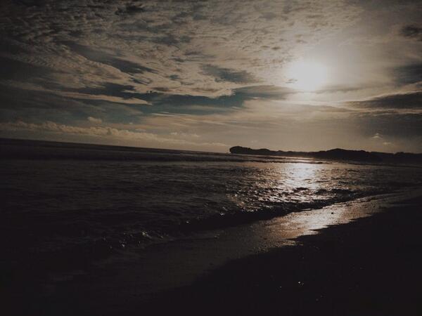 Jogjastudent's tweet photo. #pictYK @ambiasatyadi: sunset nan manja di pantai pulang sawal http://t.co/yIgiDwSnNX