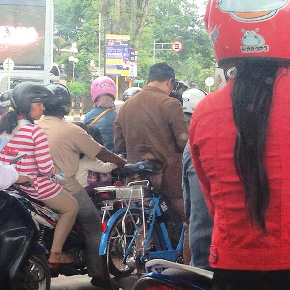 commuting keren &amp; carbon footprint rendah pake sepeda listrik ide bagus juga nih, kaya kang <a href="/ridwankamil/">Ridwan Kamil</a> :)