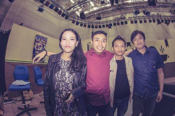 redaksislashtv's tweet photo. Kalian kereen :D "@jeftarani: seneng bisa jadi pengisi acara di CAFE BREAK @redaksislashtv wuhuuu x)) http://t.co/8Ca81wJngU"