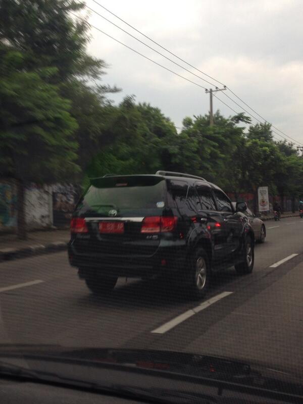 jamesantoso's tweet photo. @e100ss mobil pelat merah masih dipake wkt tgl merah.. http://t.co/AUxUfyrgxh