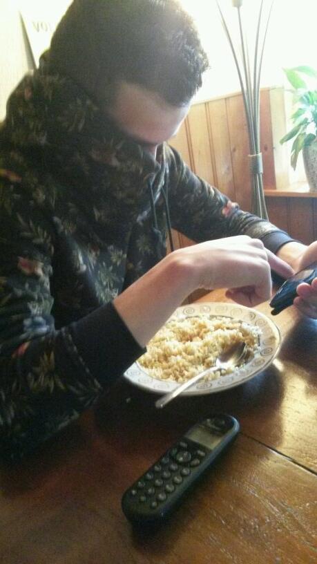 youribosch's tweet photo. Lerhan eet zn noodlesgies http://t.co/RzRDt5yXFE
