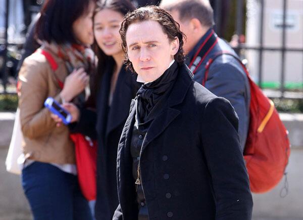 ActorsZone's tweet photo. Más imágenes del actor Tom Hiddleston durante el rodaje de Crimson Peak | http://t.co/cqjaQjbSHo http://t.co/MGE4rEr4Qm