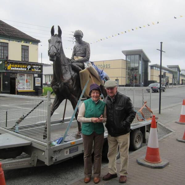 Arkle's work rider Paddy Woods with his wife Phyllis welcoming our boy home. #Arkle <a href="/LynseyDreaper/">Lynsey Dreaper</a>  @GoRacing