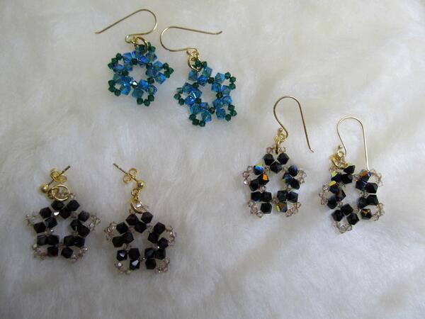 Leuke oorbelletjes met Swarovski Elements, 12,50 per paar. Ook in andere kleuren te bestellen facebook.com/pages/Lieveke-…