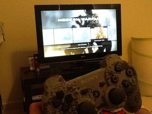 jamohilario's tweet image. #mw2 #camocontroller #ps3