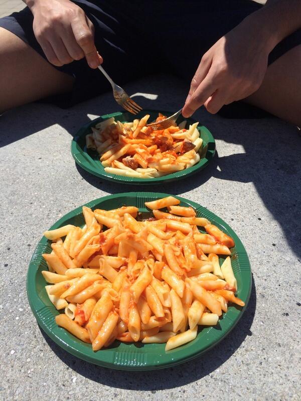 Con el amigo <a href="/pablosoler27/">Pablo Soler</a> disfrutando de unos macarrones en la playa. <a href="/angelilloyllo/">Jose Angel Lapeña</a> solo faltas tu