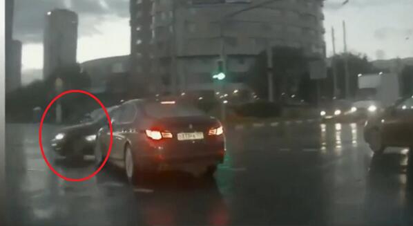 Rusya'da Amatör Kameraya Takılan 'Hayalet Araba' | Video  oned.io/h/288597?z