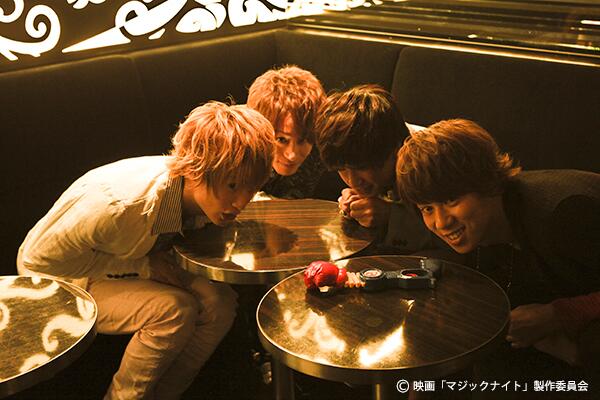 映画 マジックナイト En Twitter ホストクラブの壁は鏡仕上げなので 映り込まないように きゅっ と隠れる 前山剛久さん 赤澤燈さん 伊勢大貴さん 小澤廉さん この楽しそうな皆さんの雰囲気 映画 かなり面白くなっております ぜひ来週会場で Http