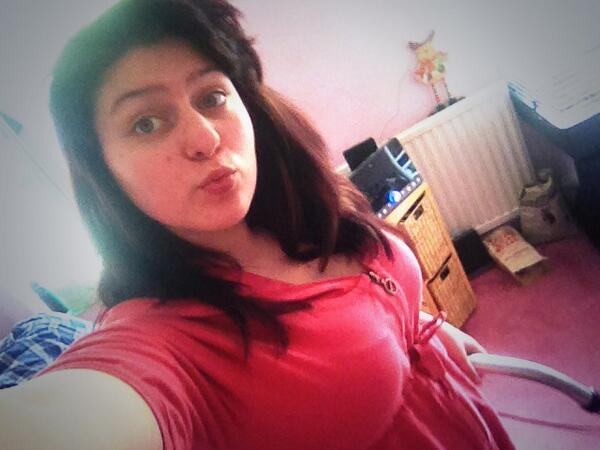 YourBossSimona's tweet photo. Cleaning and listening to @KissFMUK #KISSselfie #oldschool #Kisstory http://t.co/XiUnhAJDgm