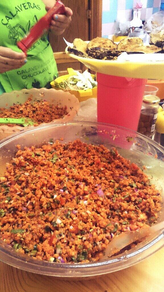 JORGE_GLZ's tweet image. Con las tías ayudándoles a guisar!! #enfamilia #dechef #griterío