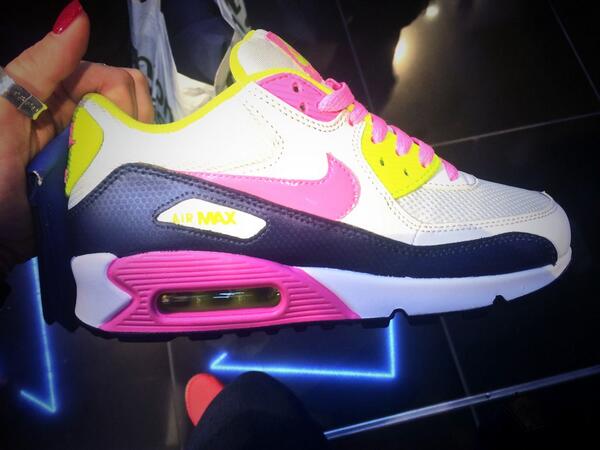 jojo_hack's tweet image. These have made me very happy today #newkicks #fluorescent