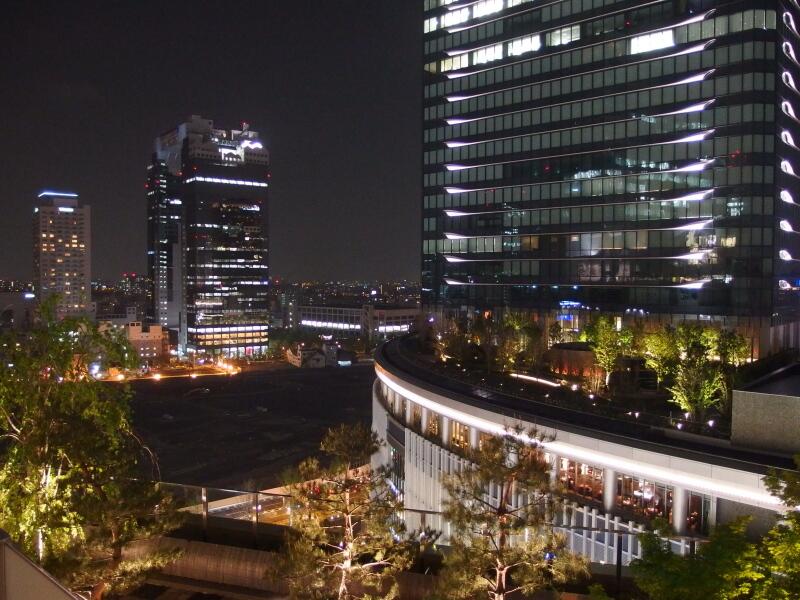 Miyakoshi ちなみに パトレイバー を觀た大阪ステーションシティシネマ のロビーのすぐ外にあるテラスからは こんな風に夜景が見えます 右側目の前がグランフロント大阪の南館で 左奥が梅田スカイビル その間の暗い所が 工事中の元 梅田北ヤードです