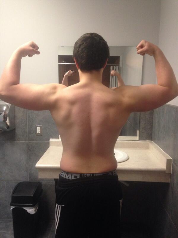 kurtisfarr13's tweet image. Ouuu my backs starting to look nice #demlats #datback